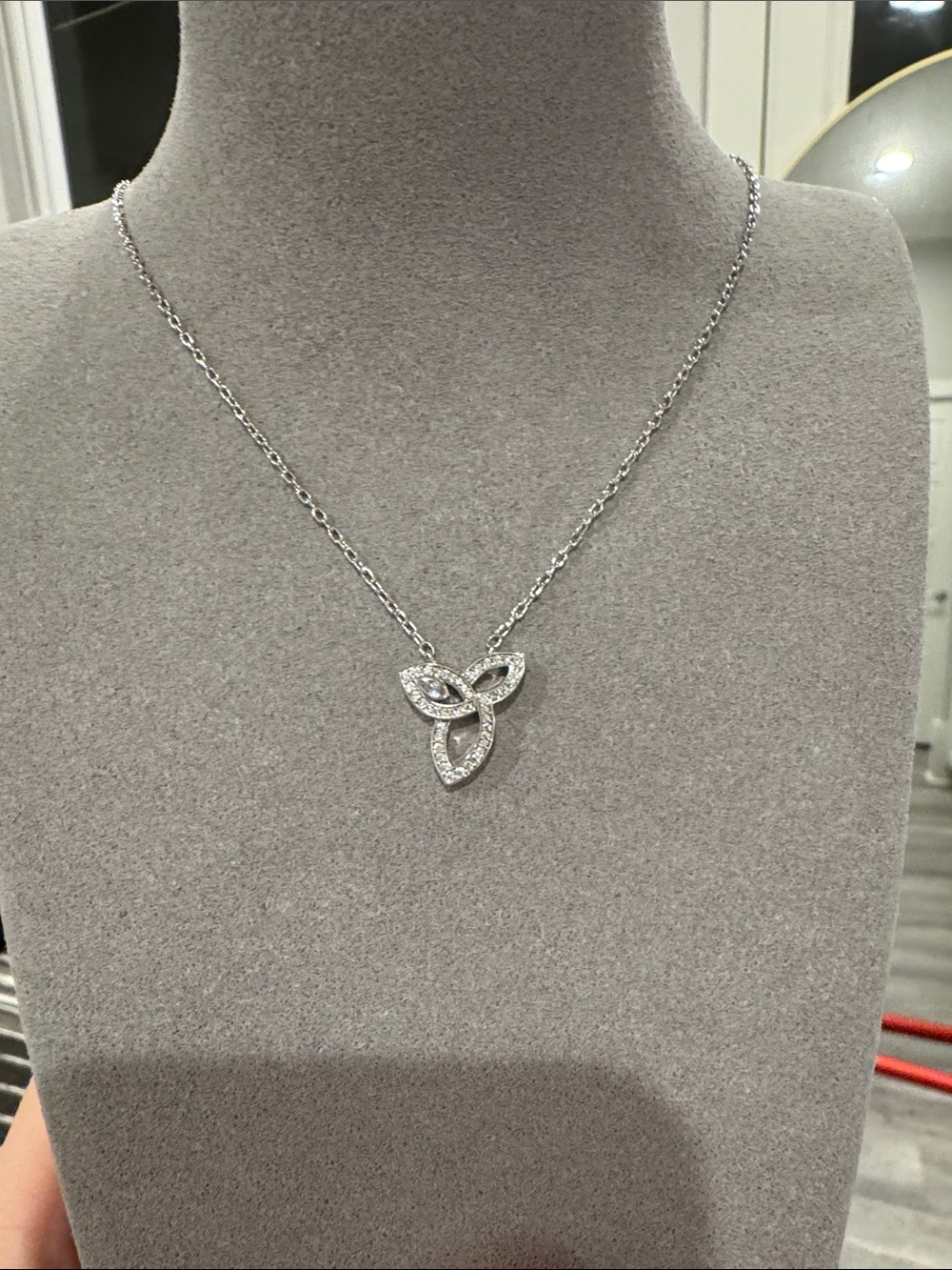 ✨ HW Style Mini Lily Cluster CZ Pendant Necklace – Silver Tone Floral Design